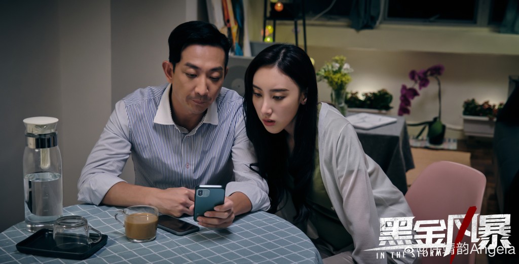 許靖韻曾於TVB劇集《黑金風暴》中演出,並和李燦琛有床上戲。 許靖韻曾於TVB劇集《黑金風暴》中演出,並和李燦琛有床上戲。
