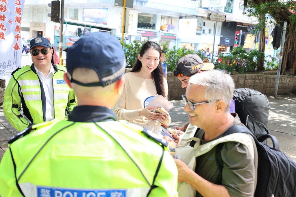 是次活動旨在提升旅客的交通安全意識，加強他們在過路時的警覺性。  