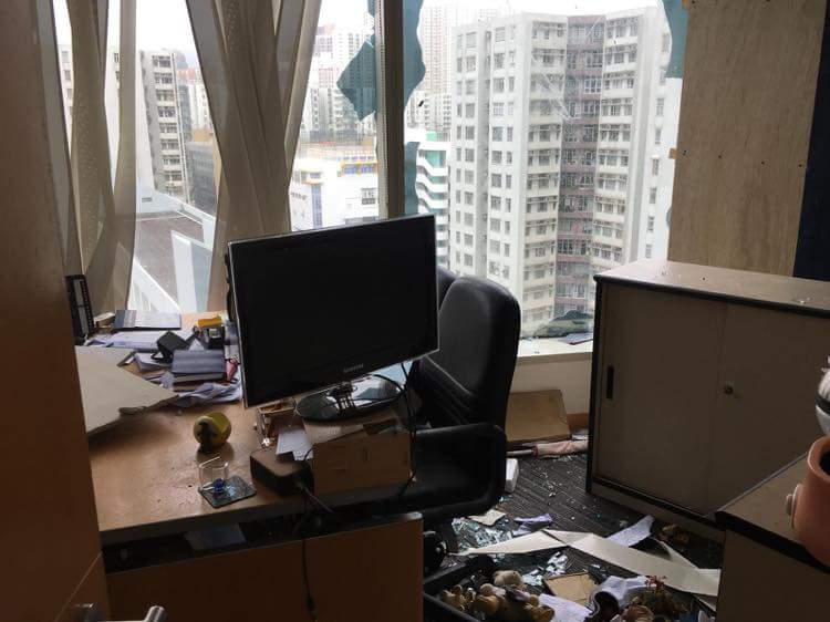 疑似紅磡海濱廣場辦公室災後圖片曝光。Derek Kwan‎圖片