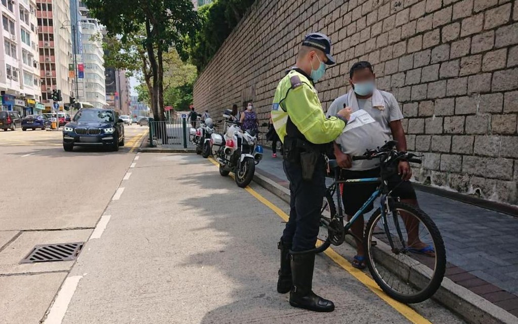 警方打擊單車違例及違法使用電動單車。