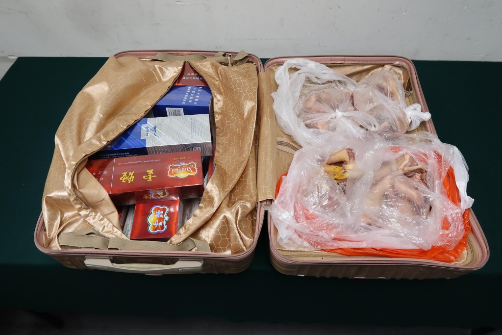 一名49歲抵港女旅客因管有未完稅香煙、未有向海關人員作出申報及非法進口生肉,違反《應課稅品條例》及《進口野味、肉類、家禽及蛋類規例》,昨日在屯門裁判法院被判處監禁3個月及罰款500元。政府新聞處圖片 一名49歲抵港女旅客因管有未完稅香煙、未有向海關人員作出申報及非法進口生肉,違反《應課稅品條例》及《進口野味、肉類、家禽及蛋類規例》,昨日在屯門裁判法院被判處監禁3個月及罰款500元。政府新聞處圖片