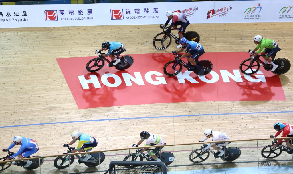 朱浚瑋（上線第一位藍衫）在淘汰賽以小組第五名入決賽。徐嘉華攝