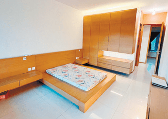 睡房空間寬敞，已備大牀和到頂衣櫃等家具。
