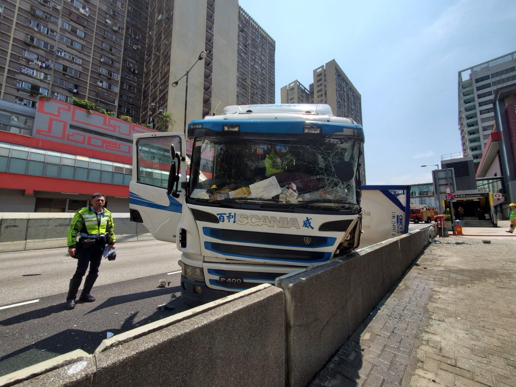 車頭損毀。