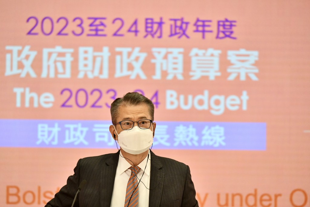 《財政司司長熱線》，陳茂波闡述財政預算案。（盧江球攝）