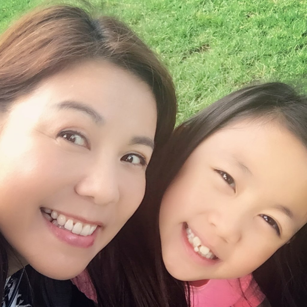 劉美娟兩母女成個餅印。 劉美娟兩母女成個餅印。