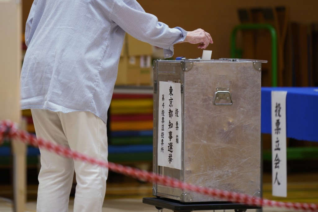 7月7日，人們在東京都知事選舉的投票站投票。（美聯社）