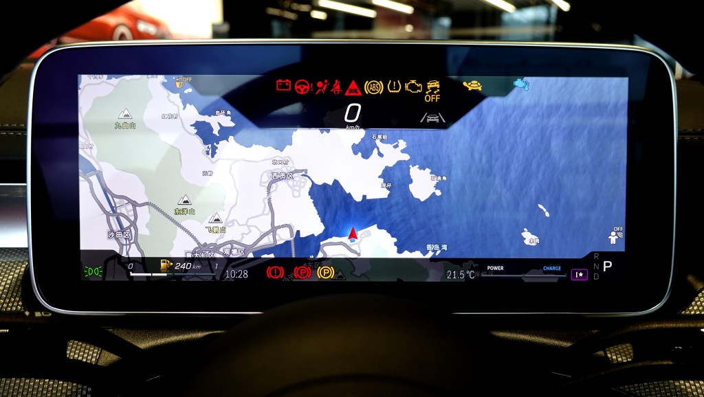 平治全新CLE開篷轎跑車，12.3吋數碼儀表板可切換導航地圖為背景。