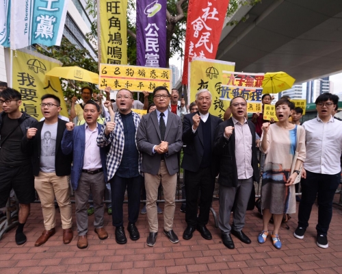 張秀賢（右一）。