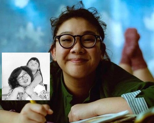 欣宜每年母親節都貼兒時與肥姐合照作紀念。