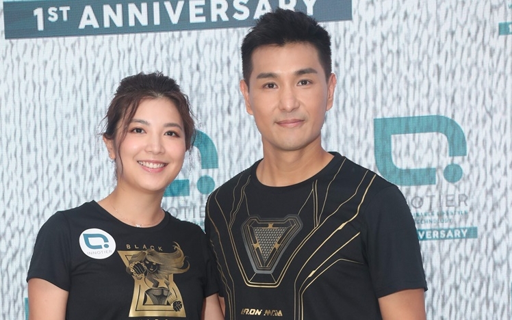 陳展鵬兩公婆夫妻檔出席活動,一齊搵外快。
