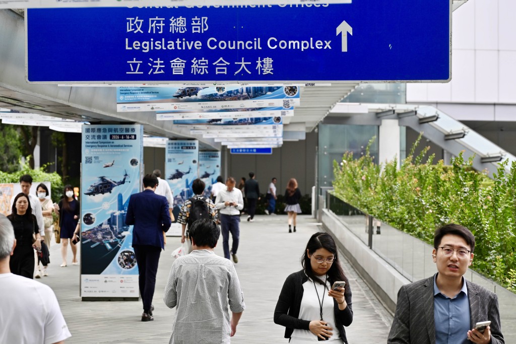 行政長官會同行政會議決定,2026至2027年度劃一上調高層、中層及低層薪金級別和首長級公務員薪酬2%。 行政長官會同行政會議決定,2026至2027年度劃一上調高層、中層及低層薪金級別和首長級公務員薪酬2%。