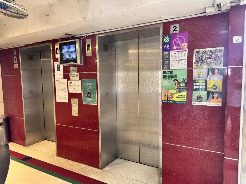 電梯大堂張貼垃圾徵費宣傳海報。梁國峰攝