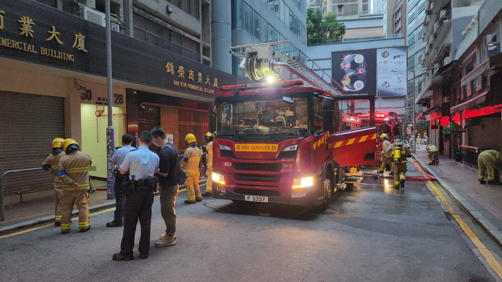 消防初步調查,相信火警由於加濕器過熱引起。黎志偉攝 消防初步調查,相信火警由於加濕器過熱引起。黎志偉攝