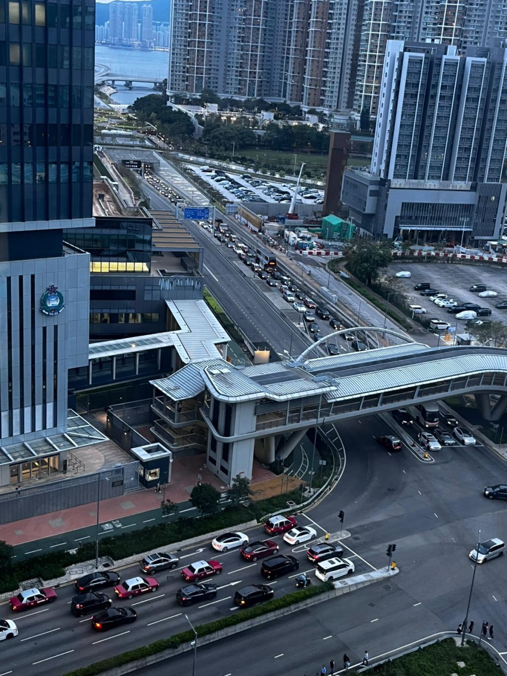 將藍隧道向將軍澳方向的車龍逼至將軍澳市區。讀者提供 將藍隧道向將軍澳方向的車龍逼至將軍澳市區。讀者提供