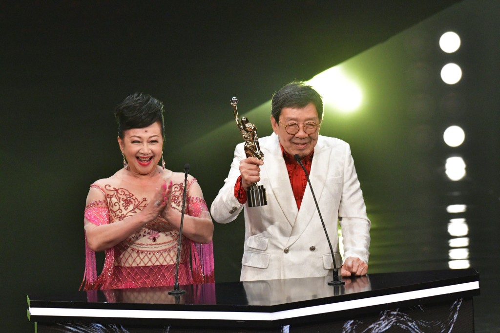 胡楓從好友薛家燕手上接過金像獎「終身成就獎」。