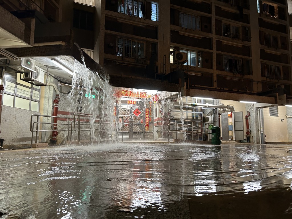 喜華樓對開空地變成澤國。曾志恒攝 喜華樓對開空地變成澤國。曾志恒攝