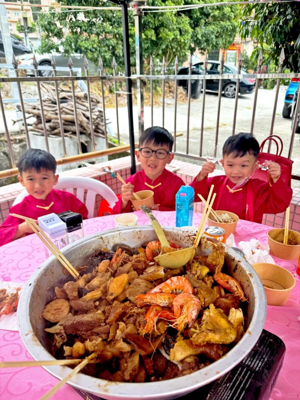 胡杏兒三個囝囝食盆菜。