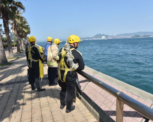 水警及消防輪在附近海面搜索近1小時無果。