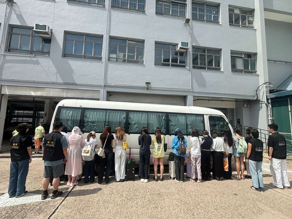 警方聯同入境處拘捕24名女子。警方提供 警方聯同入境處拘捕24名女子。警方提供