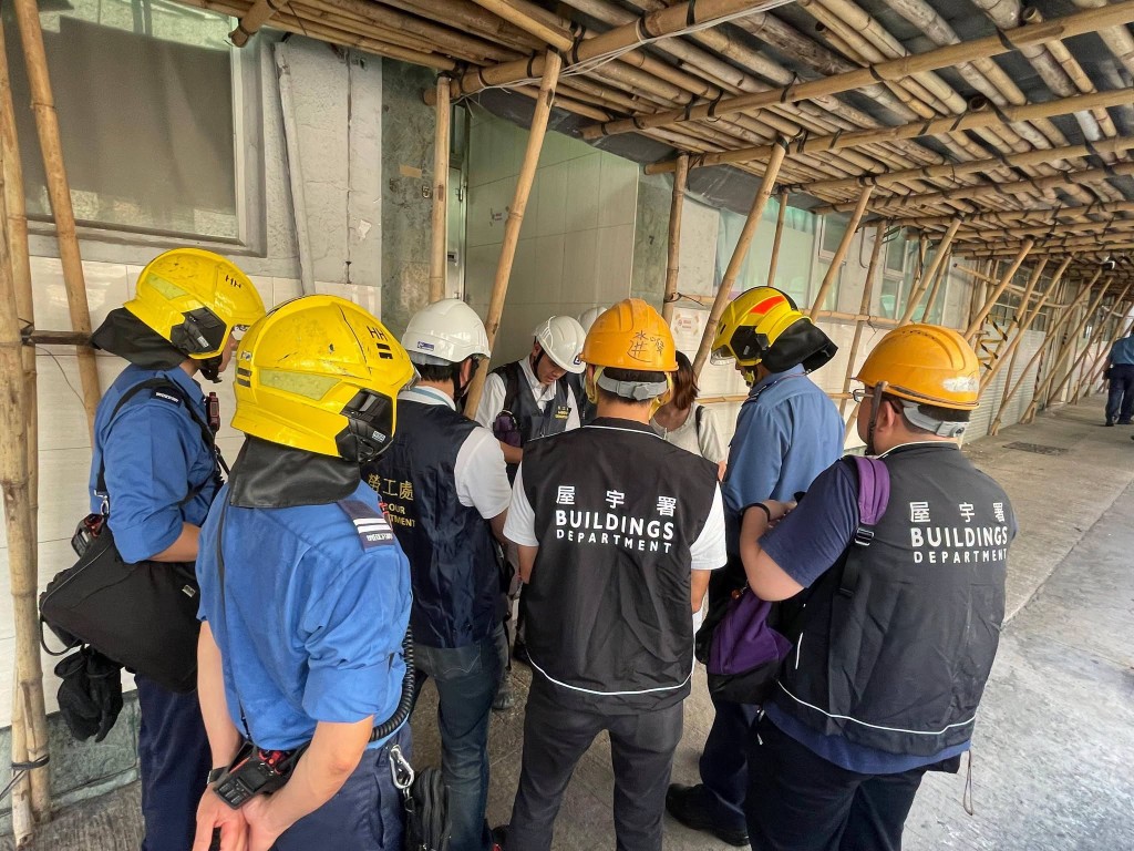 消防處今日(14日)聯同屋宇署及勞工處展開跨部門聯合巡查行動。香港消防處FB圖片 消防處今日(14日)聯同屋宇署及勞工處展開跨部門聯合巡查行動。香港消防處FB圖片