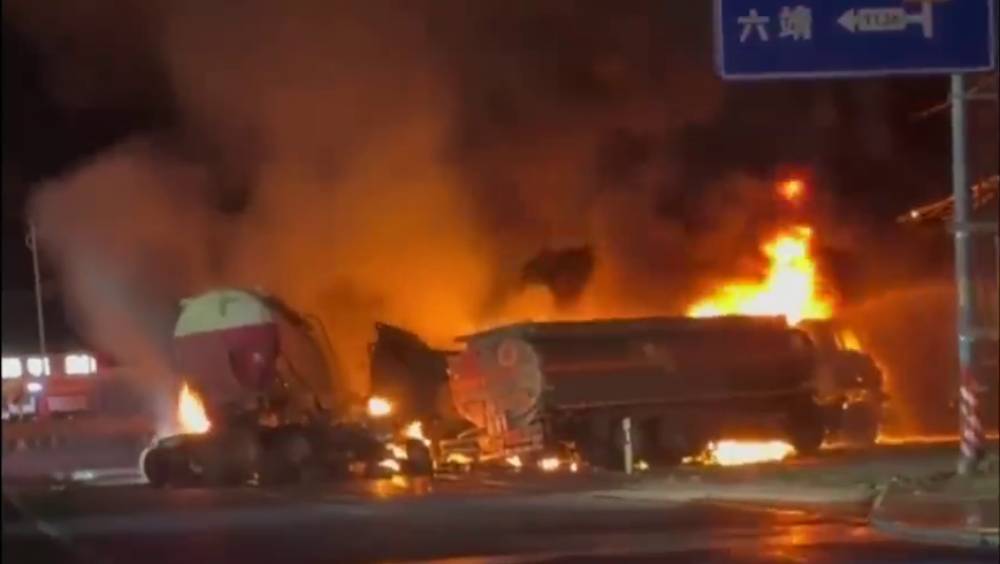 廣西運油車與田螺車相撞起火三人死亡。