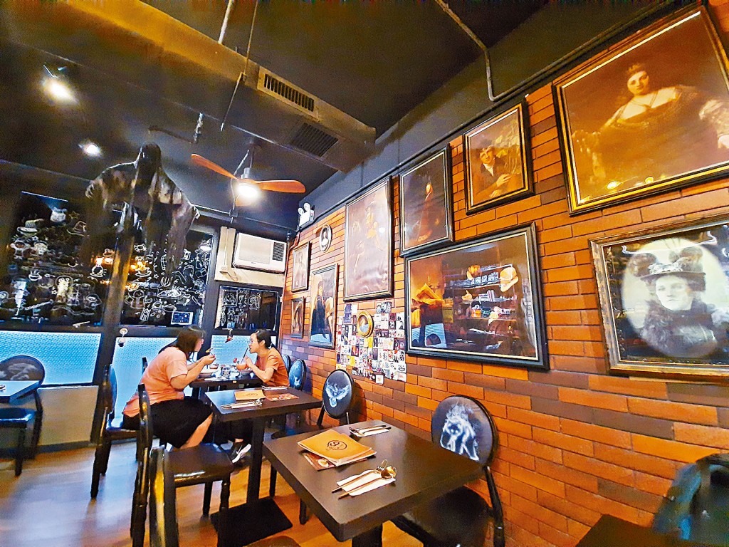 餐厅中间仍挂有「催狂魔」大型吊饰，但没有其他海报、魔杖、模型等物件。