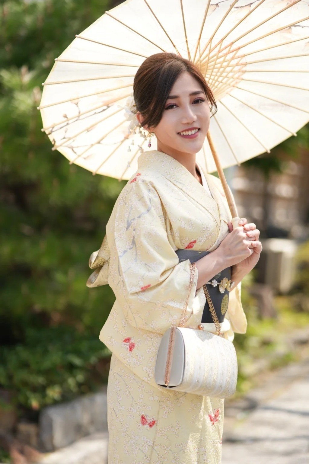 鄧潔瑩較早前到日本旅遊，穿上和報留倩影。
