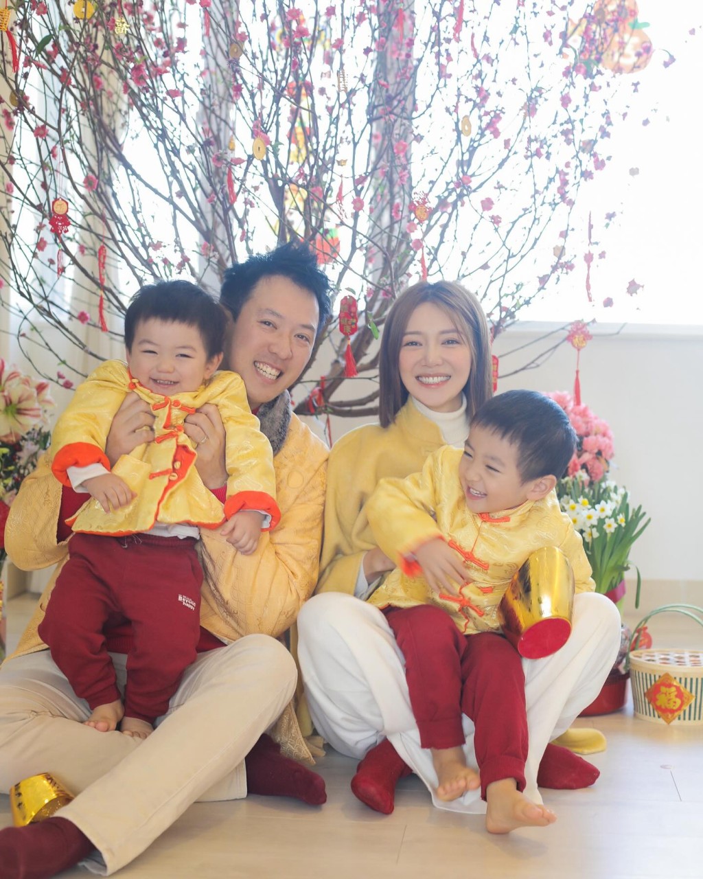 倪晨曦一家人穿上家庭装庆祝农历新年。