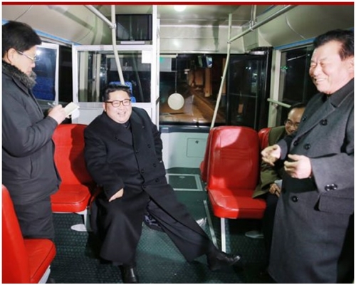 金正恩深夜乘坐無軌電車觀賞平壤夜景。圖：朝中社
