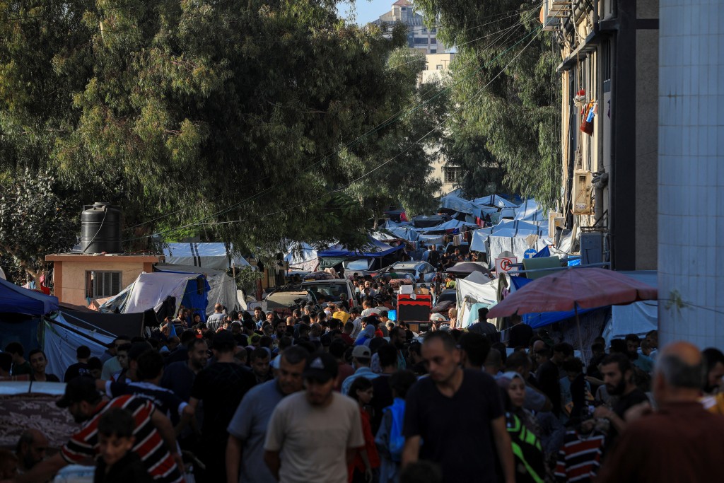 加沙无家可归民众在医院外避难。路透社