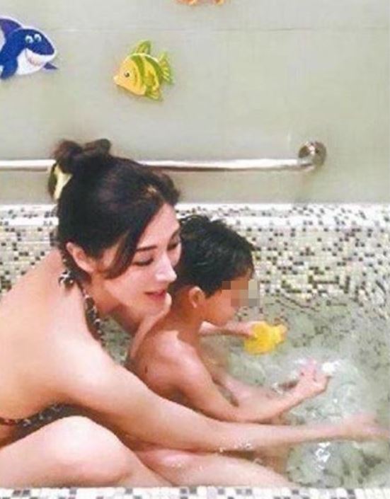 李嘉欣曾穿比坚尼与儿子共浴，更将照片上载社交平台分享。