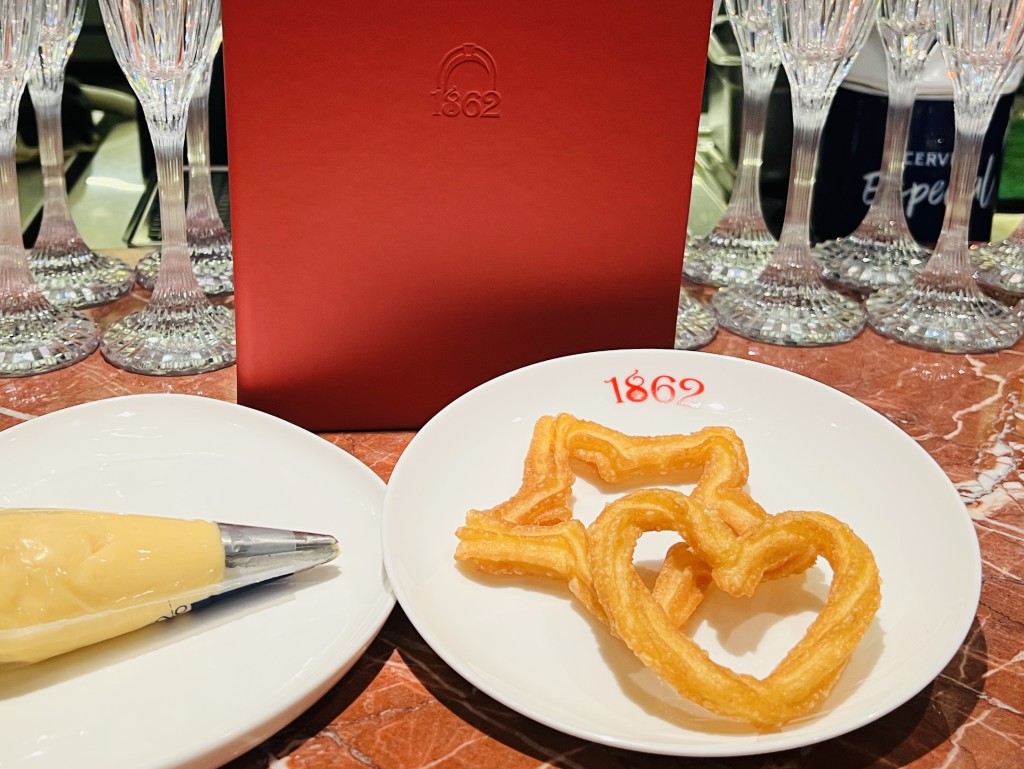 如惠顧西班牙餐廳1862 Bar de Tapas y Vino指定美食,小朋友即可可親手製作迷你西班牙油條。(圖片來源:中環大館) 如惠顧西班牙餐廳1862 Bar de Tapas y Vino指定美食,小朋友即可可親手製作迷你西班牙油條。(圖片來源:中環大館)