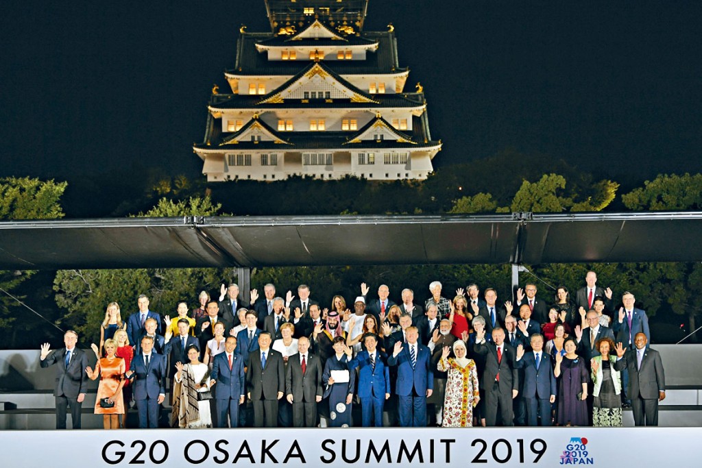 G20峰会领袖在天守阁前合照。