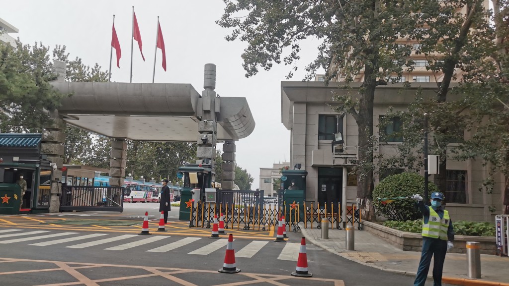 京西賓館門前路上行人寥落,車輛也不能隨意停駐。張言天攝
