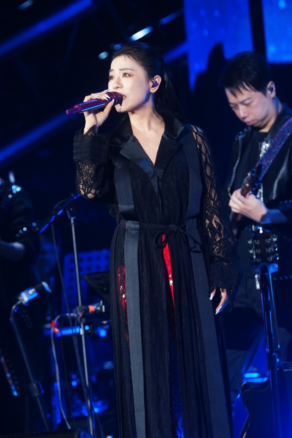 演出中,丁噹分享她看到一對情侶的故事深受感動。 演出中,丁噹分享她看到一對情侶的故事深受感動。