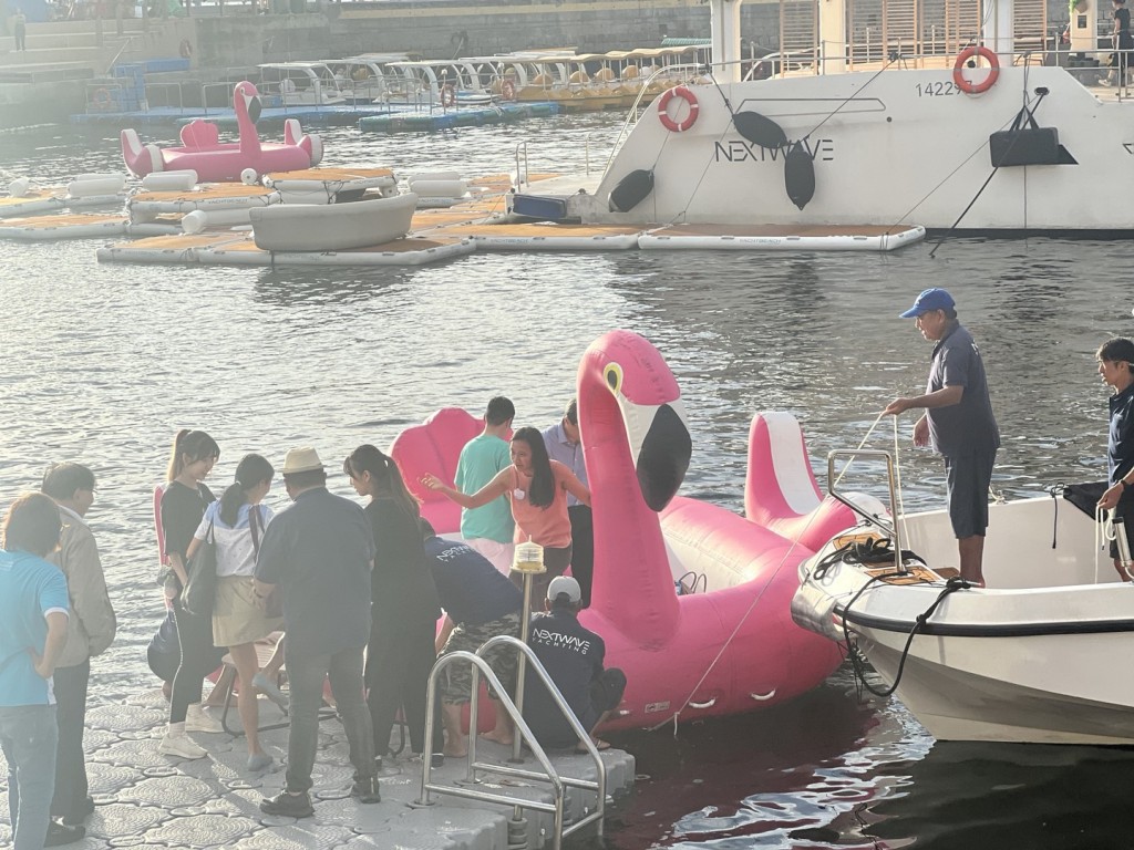约2米高的巨型粉红色红鹤Flamingo船畅游维港。