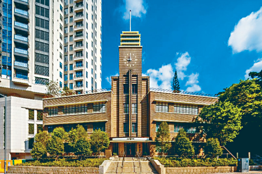 ■樓高3層的中電鐘樓於1940年建成。
