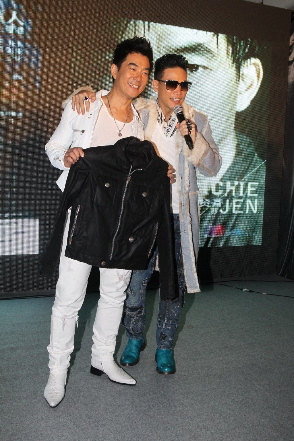 小齐对上一张唱片《不信邪》在2011年尾推出，当时在亚洲发布会中更获好友苏永康送上皮褛。