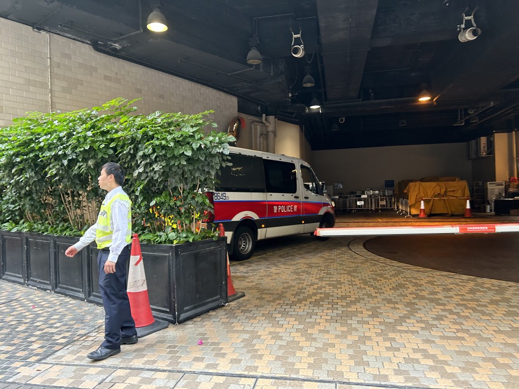奧柏．御峯的保安報案，指有一條長約半米的蛇在停車場爬行。曾志恒攝