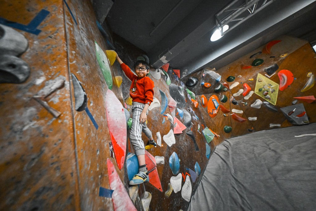 抱石是一種不需要繩索的攀岩方式，通常在4米以下的高度進行，