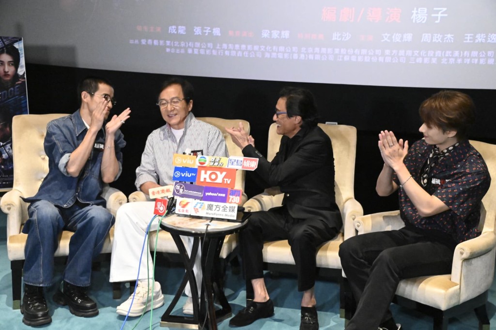 《捕風追影》改编自游乃海自編自導的港產片《跟蹤》,主演周政杰、成龍、梁家輝,文俊輝@SEVENTEEN,昨天(24日)現身澳門出席首映禮。 《捕風追影》改编自游乃海自編自導的港產片《跟蹤》,主演周政杰、成龍、梁家輝,文俊輝@SEVENTEEN,昨天(24日)現身澳門出席首映禮。