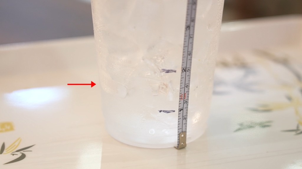 記者發現皇庭廣場的冰杯融水刻度超過一吋，高過壹方匯及茂業天地的冰杯水位。