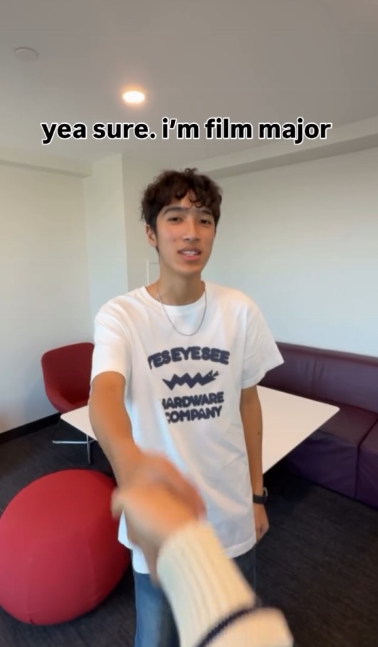 李立仁難掩笑意，面上亦有點怕醜。