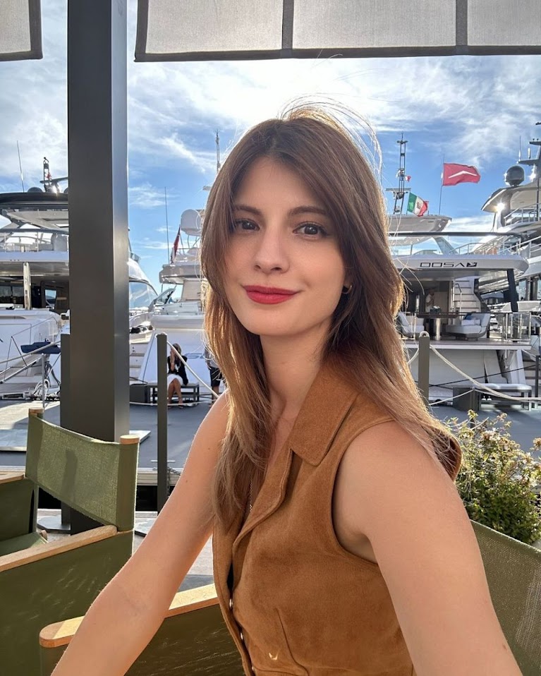 報道指水上的女友樣貌酷似加日混血兒名模兼YouTuber Maggy(見圖)。 報道指水上的女友樣貌酷似加日混血兒名模兼YouTuber Maggy(見圖)。