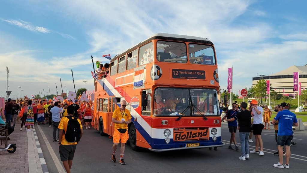 橙色巴士在球場外舉行「橙色巡遊」。