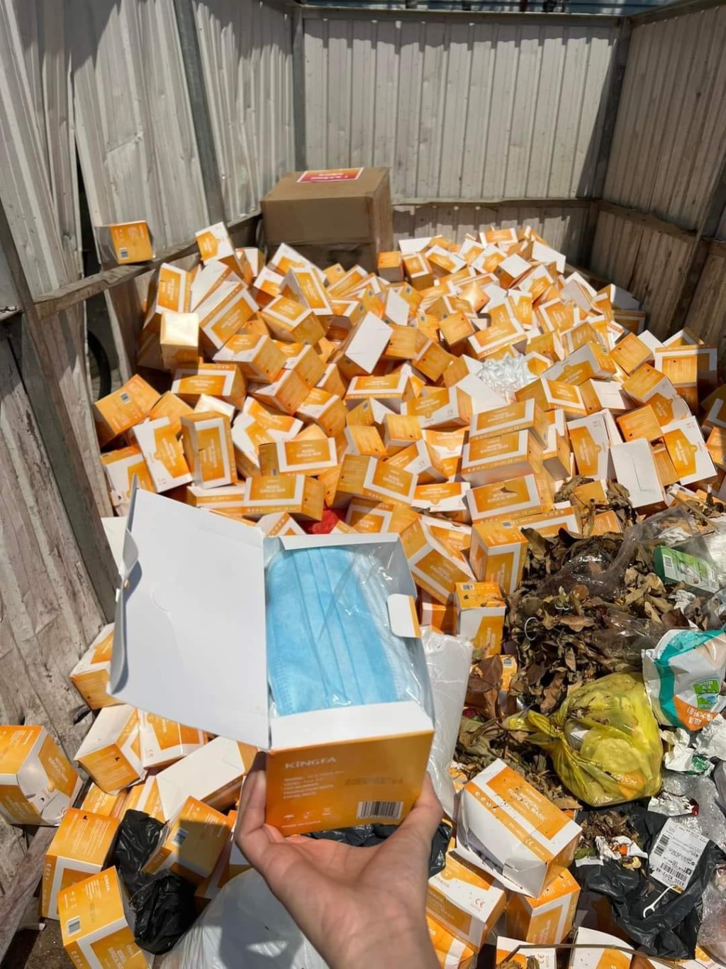 逾百盒完好包装的口罩中午被弃在元朗锦上路一个垃圾站内。(Oh Yes lt's Free  fb)