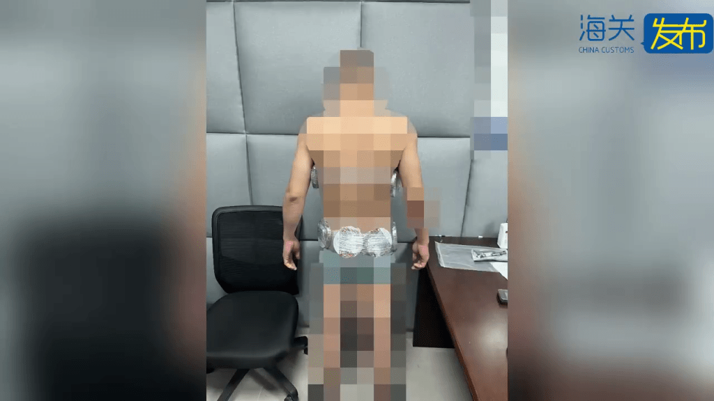 走私男131張PS5遊戲光碟綁腋下及腰腹。 海關發布 走私男131張PS5遊戲光碟綁腋下及腰腹。 海關發布