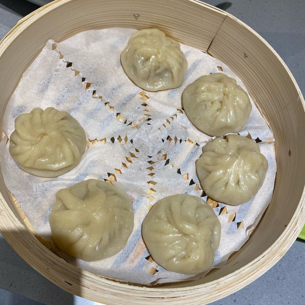 鄭中基老婆余思敏同好多人一樣做咗抗疫廚神,喺屋企整小籠包。