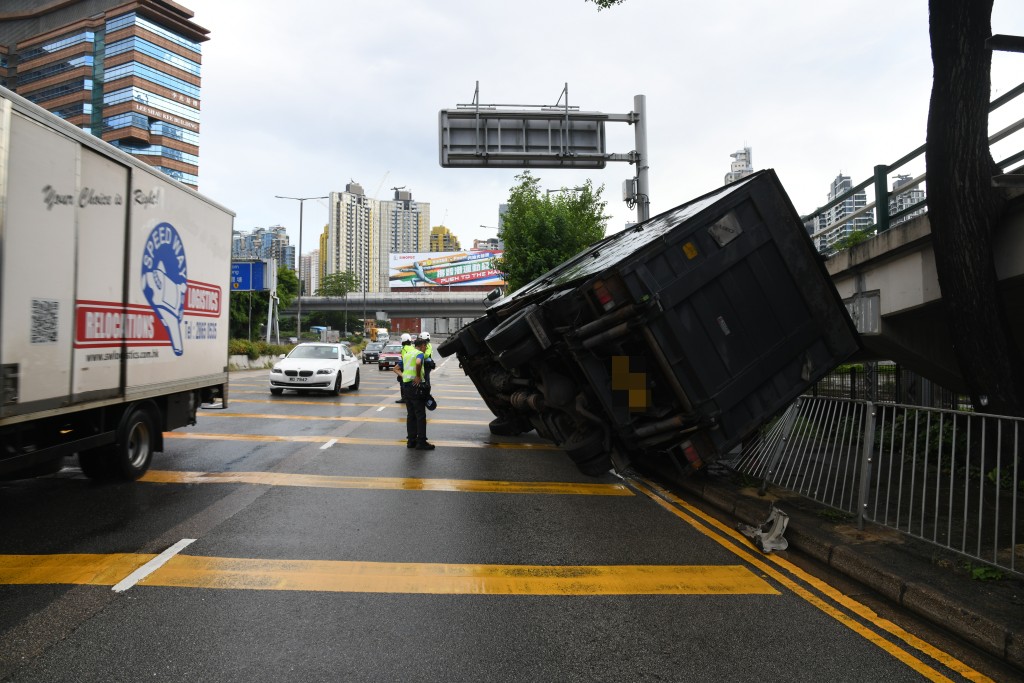 貨車打白鴿轉翻側，車頭逆轉。黎志偉攝